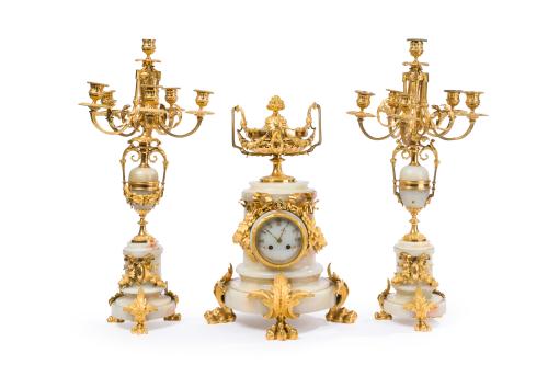 154 - <p><span class="object_title">Reloj de sobremesa con guarnición de candelabros de cinco luces de estilo Napoleón III, Francia, finales S. XIX.<br/><br/></span><br></p>