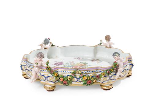 Centro de mesa en porcelana centroeuropea, S. XIX.