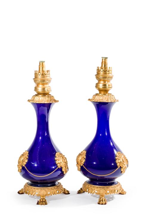139 - <p><span class="object_title">Pareja de quinqués en cristal azul cobalto con monturas en bronce dorado, Francia, C. 1870.</span><br></p>