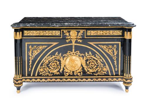155 - <p><span class="object_title">Elegante cómoda en madera lacada en negro, de estilo Luis XVI, siguiendo los modelos de Charles Cressent. </span><br></p>
