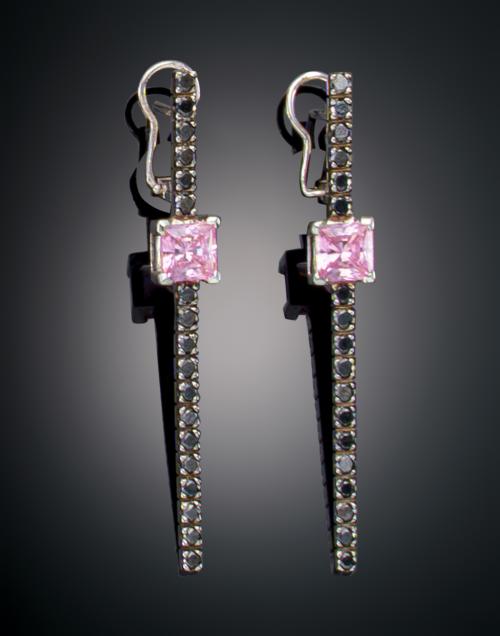 1139   -  <p><span class="object_title">PENDIENTES LARGOS DIAMANTE NEGRO Y ZAFIRO ROSA </span></p>