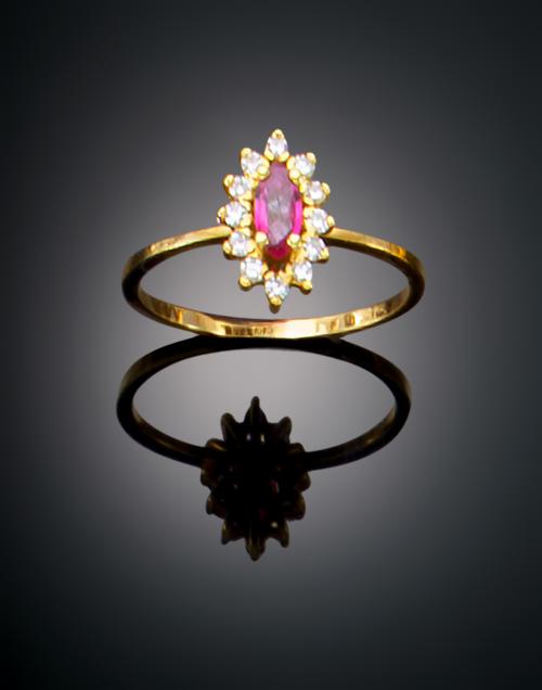 997   -  <p><span class="object_title">SORTIJA CON RUBÍ TALLA MARQUISE CON ORLA DE DIAMANTES </span></p>