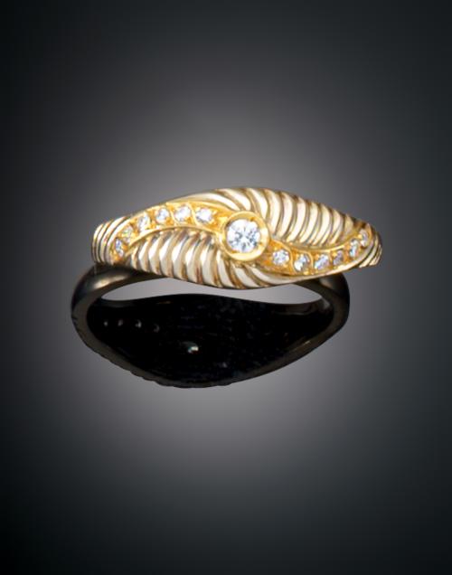 976   -  <p><span class="object_title">SOLITARIO CON DIAMANTE ENGASTADO EN CHATÓN </span></p>