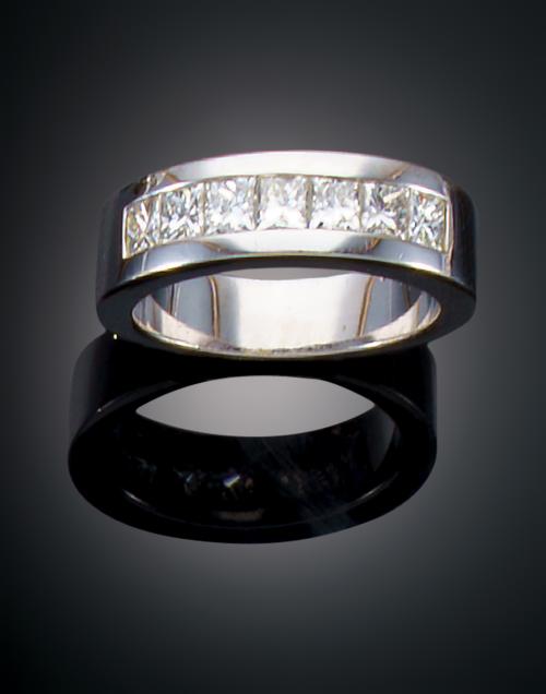 1092   -  <p><span class="object_title">ALIANZA ORO BLANCO CON DIAMANTES</span></p>
