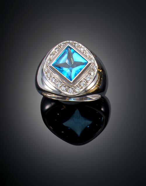 996   -  <p><span class="object_title">SORTIJA ANCHA CON TOPACIO Y DIAMANTES </span></p>