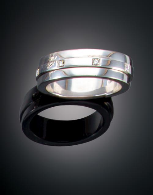1106   -  <p><span class="object_title">ALIANZA CON DIAMANTES</span></p>