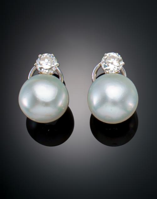 939   -  <p><span class="object_title">PENDIENTES PERLA AUSTRALIANA Y DIAMANTES</span></p>
