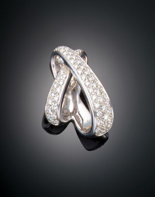 1107   -  <p><span class="object_title"> COLGANTE CON BANDA ENTRELAZADA Y PAVÉ DE DIAMANTES </span></p>
