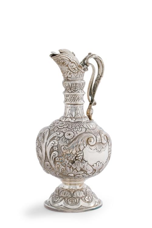 282 - <p><span class="object_title">Jarra en plata española punzonada bellamente cincelada y repujada con decoración a la manera renacentista. España, S.XX.</span><br></p>