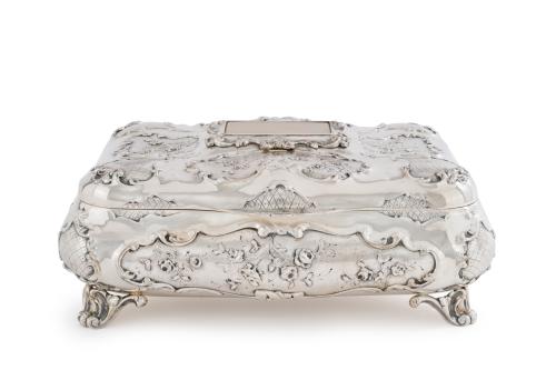 270 - <p><span class="object_title">Gran caja joyero en plata italiana punzonada, Ley 800, con marcas de "Santélia". </span><br></p>