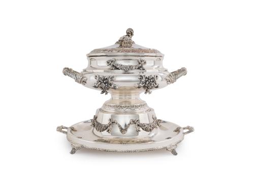 354 - <p><span class="object_title">Centro de mesa a modo de sopera con presentador a juego en plata española punzonada, Ley 925.</span><br></p>