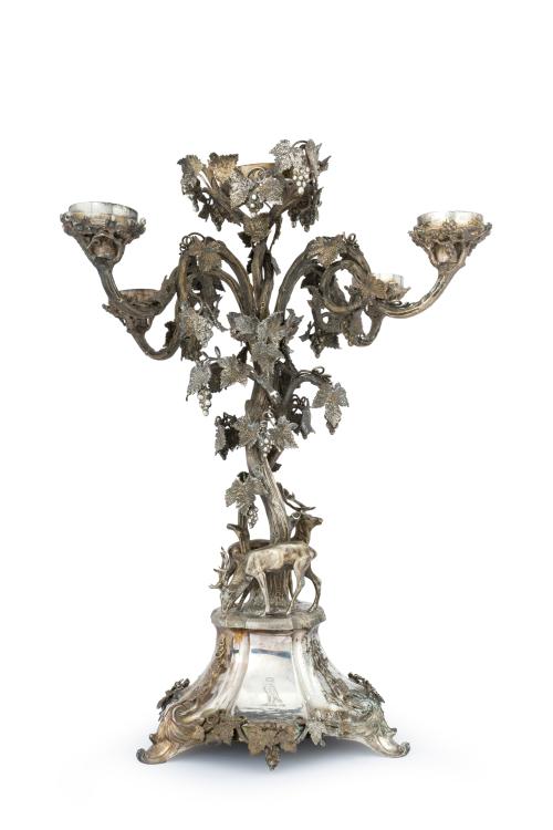 383 - <p><span class="object_title">ATRIBUIDO A MAPPING & WEBB. Inglaterra, S. XIX. <br/>Gran candelabro de cuatro luces en plateado con fuste a modo de árbol con brazos decorados con motivos de vid. En la base figuras de ciervos sobre pie rematado con motivos vegetales. </span><br></p>