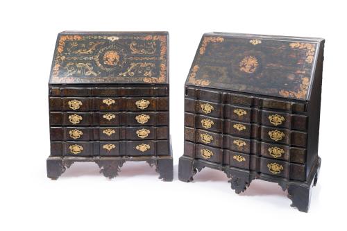 122 - <p><span class="object_title">Importante pareja de cómodas-escritorios mexicanas, S. XVIII.<br/>En madera de cedro pintada en negro con decoraciones en dorado formando motivos vegetales y tornapuntas en "C".</span><br></p>