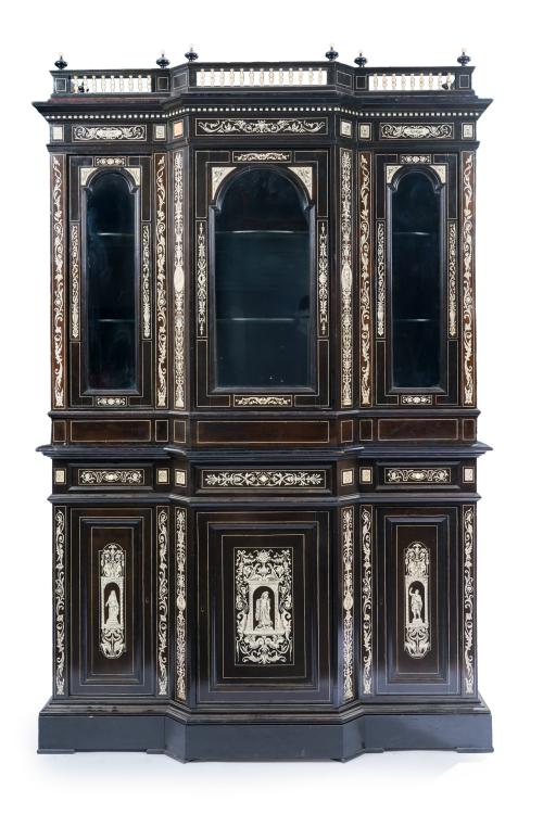 116 - <p><span class="object_title">Mueble-vitrina en madera ebonizada, Milán, C. 1870. <br/>En madera ebonizada con aplicaciones de hueso pirograbado con motivos a candelieri, roleos vegetales y figuras clásicas en hornacionas. </span><br></p>