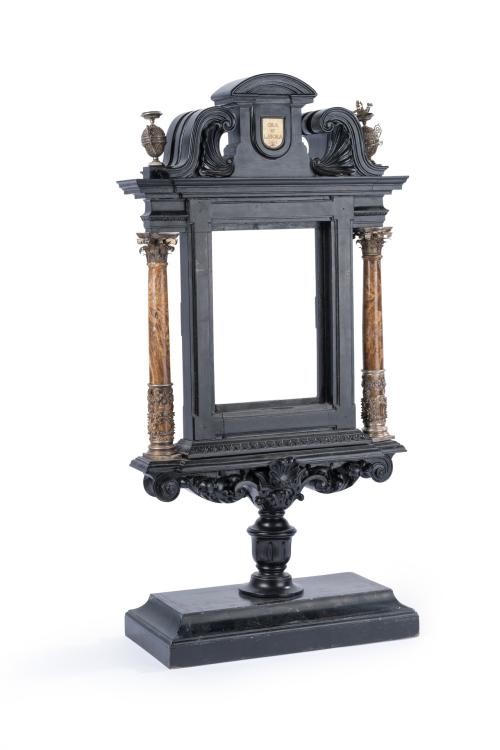 117 - <p><span class="object_title">Templete o expositor de altar italiano en madera ebonizada y piedras duras. S. XIX. </span><br></p>