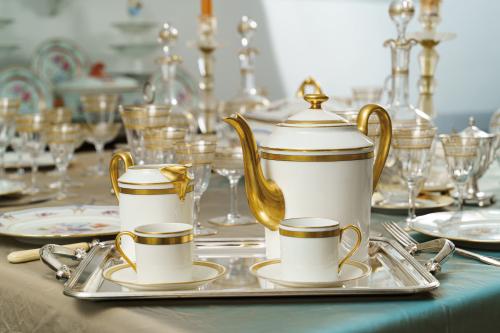 79   -  <p><span class="object_title">CHARLES ARENFELDT - LIMOGES, Principios S. XX.<br/>Juego de café y té en porcelana de Limoges para 12 servicios. </span><br></p>