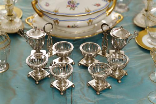 81   -  <p><span class="object_title">Elegante juego de especieros en plata y cristal. Bélgica. <br/></span><br></p>