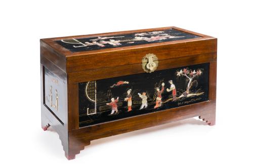 161   -  <p><span class="object_title">Baúl chino en madera de alcanfor pintada y barnizada. S. XX.</span><br></p>