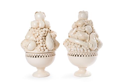 458 - <p><span class="object_title">Pareja de centros de mesa en forma de copa con frutas y hojas en cerámica esmaltada en blanco de Bassano, Italia, S. XX. <br/></span><br></p>