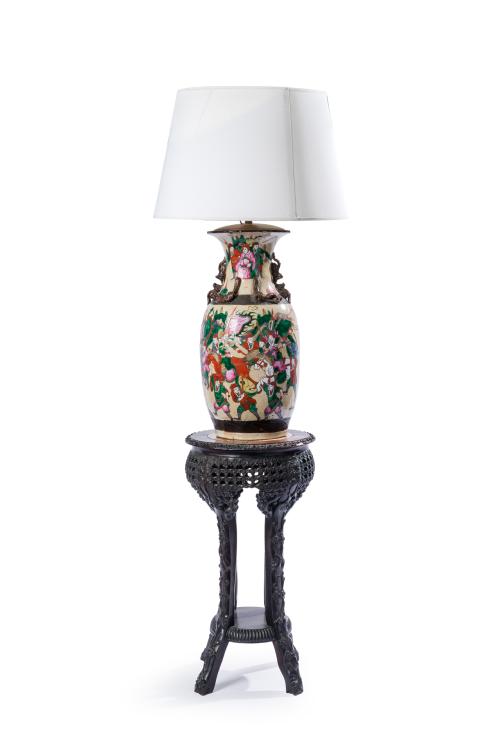 76 - <p><span class="object_title">Lote formado por jarrón adapatado a lámpara de sobremesa en porcelana y peana en madera tallada y ebonizada, China, pp. S. XX. </span><br></p>