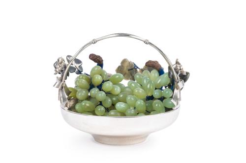 283 - <p><span class="object_title">Lote formado por cesta en plata española punzonada con trabajo martelé y asa trenzada rematada por ramilletes de flores y dos racimos de uvas en piedras duras. </span><br></p>