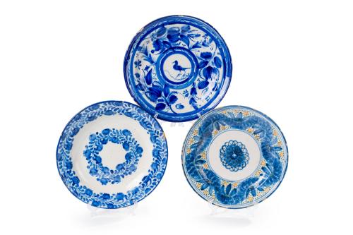 394   -  <p><span class="object_title">Lote formado por tres platos en cerámica levantina. </span><br></p>