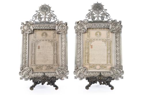 110 - <p><span class="object_title">Pareja de antiguas sacras en plateado con remates calados decorados con vides y resplandor con anagrama "JHS". </span><br></p>