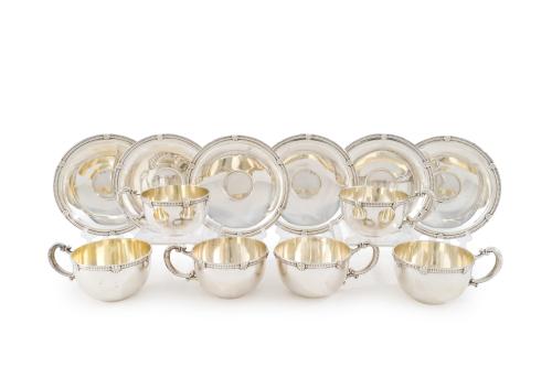 302 - <p><span class="object_title">Juego de 6 tacitas de café con sus platitos en plata española punzonada con marcas de Matilde Espuñes. Decoración de perímetro acanalado con palmetas y asa a modo de tornapuntas. </span><br></p>
