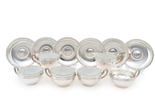 326 - <p><span class="object_title">Juego de 6 tazas de té con sus platitos en plata española punzonada, modelo espiga. Con 5 pocillos en porcelana.</span><br></p>