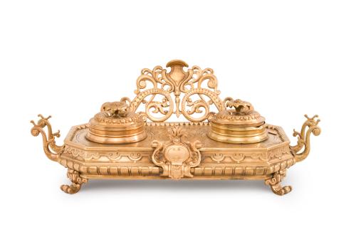 Escribanía en bronce dorado, S. XIX.