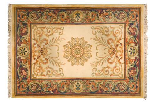 148 - <p><span class="object_title">Alfombra italiana en lana con rosetón central sobre campo beige y cenefa de roleos vegetales.</span><br></p>