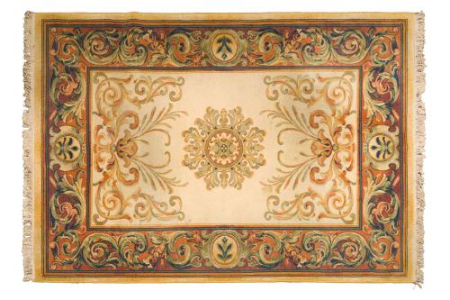 42   -  <p><span class="object_title">Alfombra italiana en lana con rosetón central sobre campo beige y cenefa de roleos vegetales.</span><br></p>