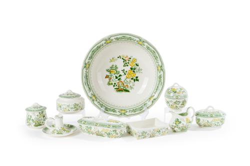 375 - <p><span class="object_title">Juego de tocador en loza de San Claudio con decoración esmaltada de estilo oriental. </span><br></p>