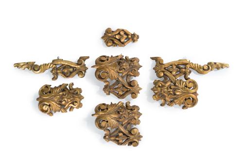 Lote formado por 6 fragmentos en madera tallada y dorada co