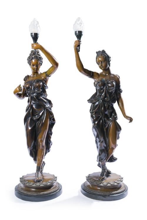 9 - <p><span class="object_title">SIGUIENDO MODELOS DE GUSTAVE MOUREAU. <br/>Gran pareja de torcheros en metal pavonado. Fuste de figuras femeninas clásicas sobre bases circulares de acantos. <br/>Con tulipas de antorchas (alguna pequeña falta). </span><br></p>