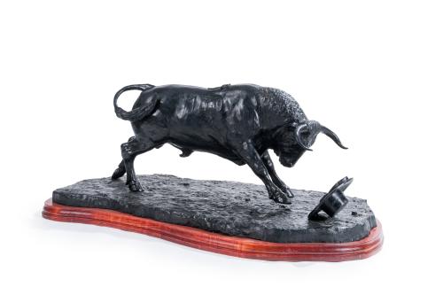 388 - <p><span class="object_title">JUAN CUEVAS (Badajoz, S. XX)<br/>"Toro"<br/>Escultura en bronce pavonado. Firmado.</span><br></p>