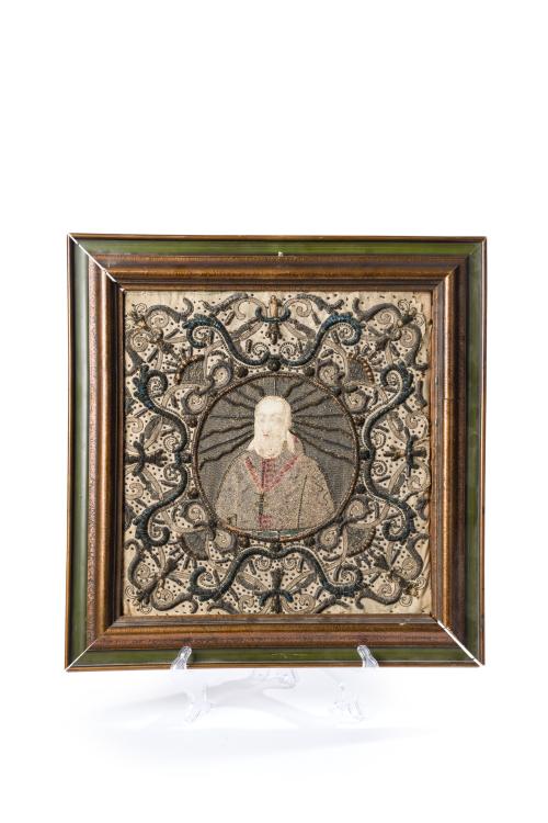 111   -  <p><span class="object_title">Bordado del siglo XVI con hilos de plata con representación de Santo en tondo central. Enmarcado.</span><br></p>