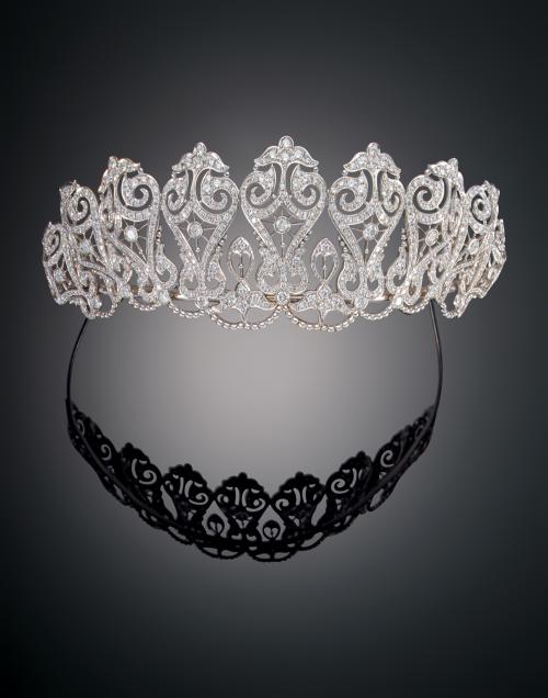 1085   -  <p><span class="object_title">TIARA EN ORO BLANCO Y DIAMANTES </span></p>