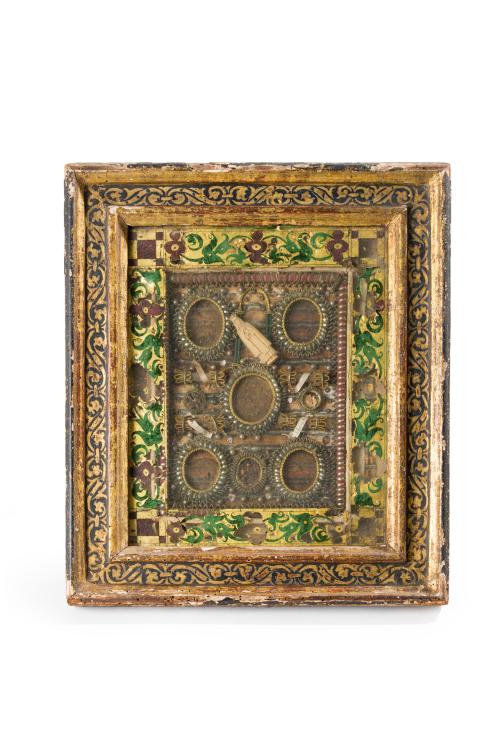 114 - <p><span class="object_title">Panel de relicarios, S. XVIII-XIX.<br/>Enmarcado con frente de cristal pintado en madera tallada y pintada.</span><br></p>