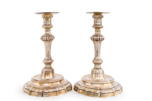 376 - <p><span class="object_title">Pareja de candeleros en plata española punzonada con marcas de Cádiz, C. 1760.<br/> </span><br></p>