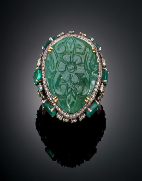 1161   -  <p><span class="object_title">SORTIJA ANCHA CON JADE , DIAMANTES Y ESMERALDAS </span></p>