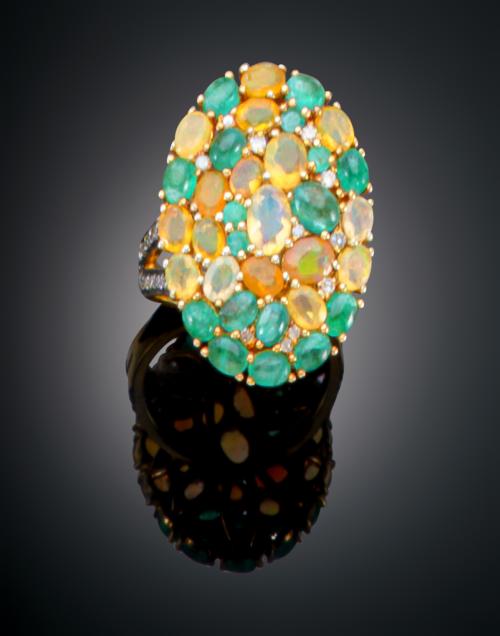 1160   -  <p><span class="object_title">SORTIJA OVAL CON DIAMANTES, ESMERALDAS Y ÓPALOS</span></p>