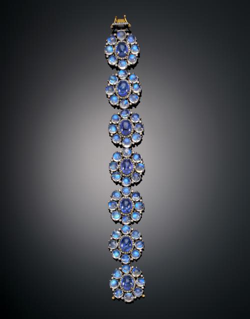 1172   -  <p><span class="object_title">PULSERA CON MOTIVOS FLORALES DE PIEDRA LUNA, TANZANITAS Y DIAMANTES</span></p>