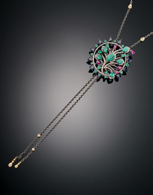 1162   -  <p><span class="object_title">COLLAR LARGO CON MOTIVO FLORAL DE ESMERALDAS, RUBÍS, ZAFIROS Y DIAMANTES</span></p>