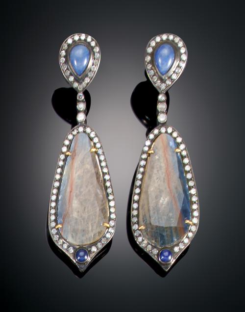 1171   -  <p><span class="object_title">PENDIENTES LARGOS CON DIAMANTES Y ZAFIROS</span></p>