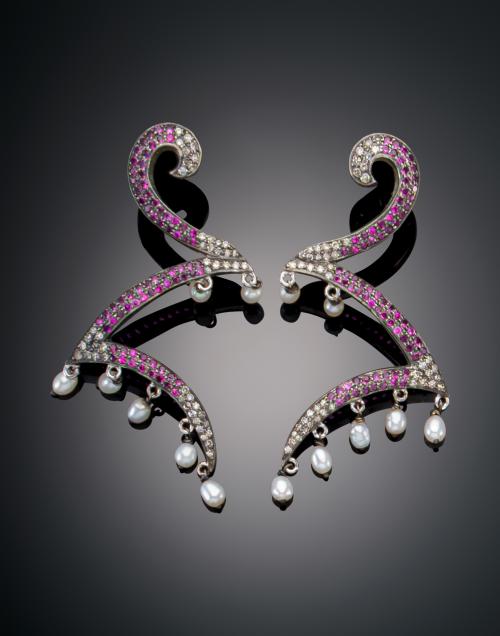 1163   -  <p><span class="object_title">PENDIENTES LARGOS CON DIAMANTES Y RUBÍS Y PERLAS </span></p>
