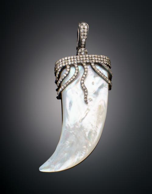 1182   -  <p><span class="object_title">COLGANTE EN FORMA DE COLMILLO , NÁCAR Y DIAMANTES </span></p>