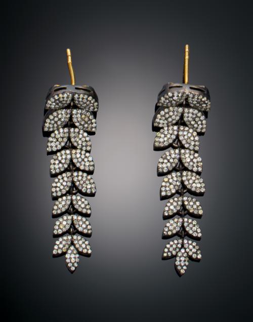 1184   -  <p><span class="object_title">PENDIENTES LARGOS CON DISEÑO DE HOJAS CON DIAMANTES</span></p>