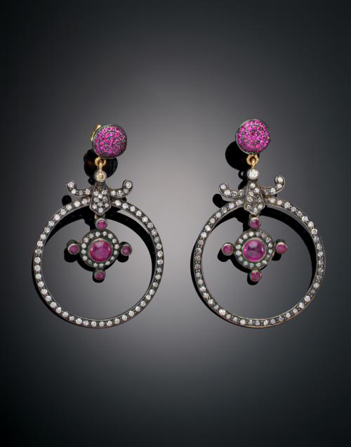 1167   -  <p><span class="object_title">PENDIENTES CIRCULARES CON RUBÍS Y DIAMANTES </span></p>