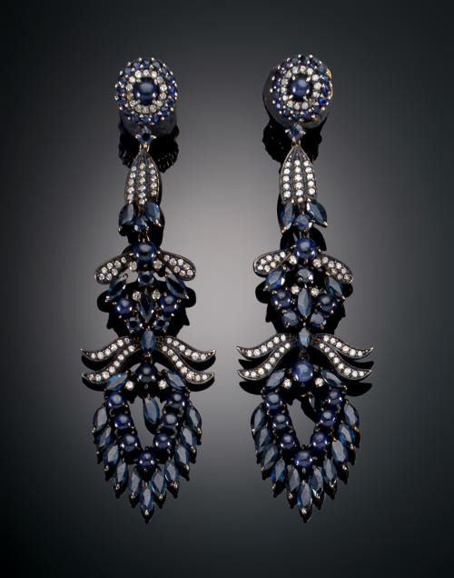 1173   -  <p><span class="object_title">PENDIENTES LARGOS ESTILO VINTAGE CON DIAMANTES Y ZAFIROS</span></p>